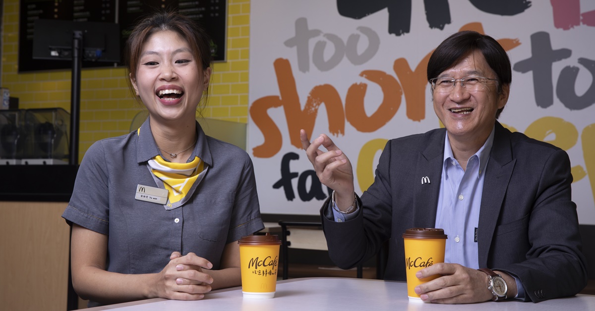 麥當勞金黃色的招牌，對員工們來說，像是信仰一般，大家一起做一件簡單的事，卻造就不簡單的成就感。