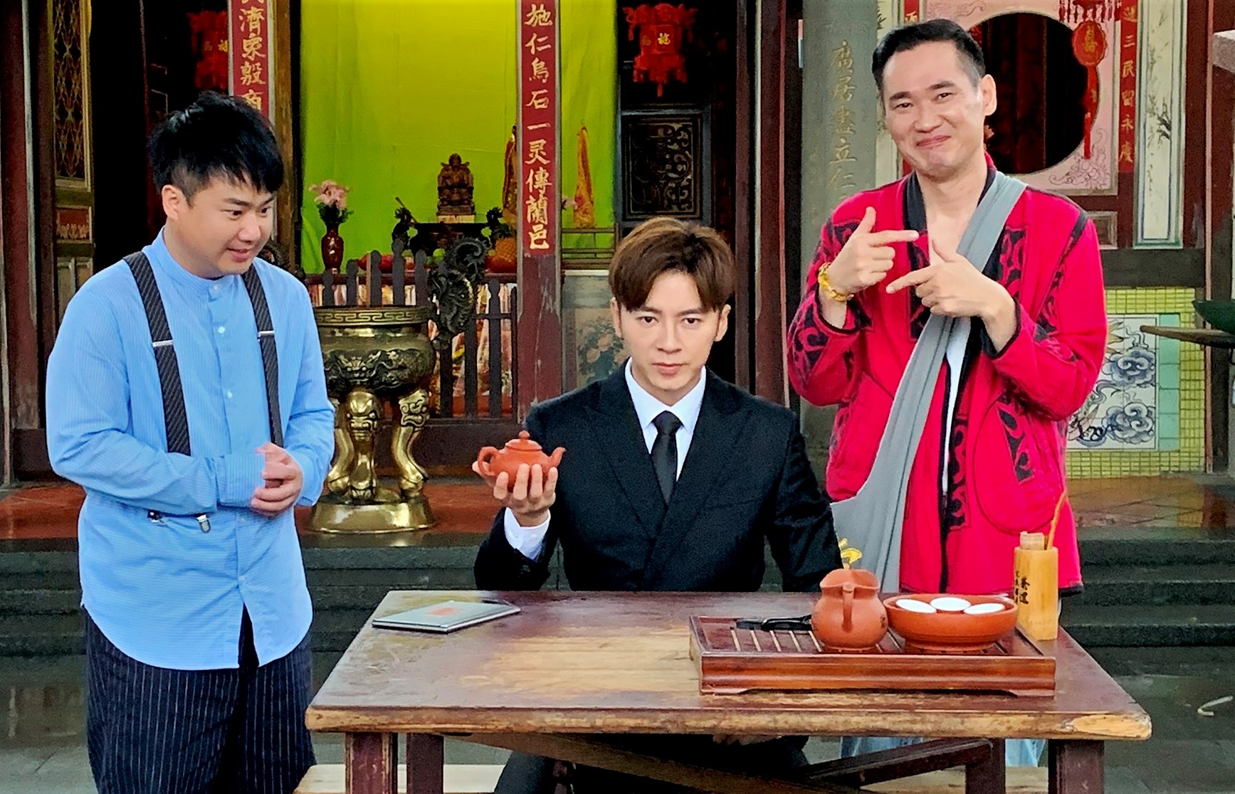 「小應」應蔚民(右)和「地球」李嘉文(左)在《廢財闖天關》飾演財神李國毅(中)身旁的一對活寶神仙。(三立提供)