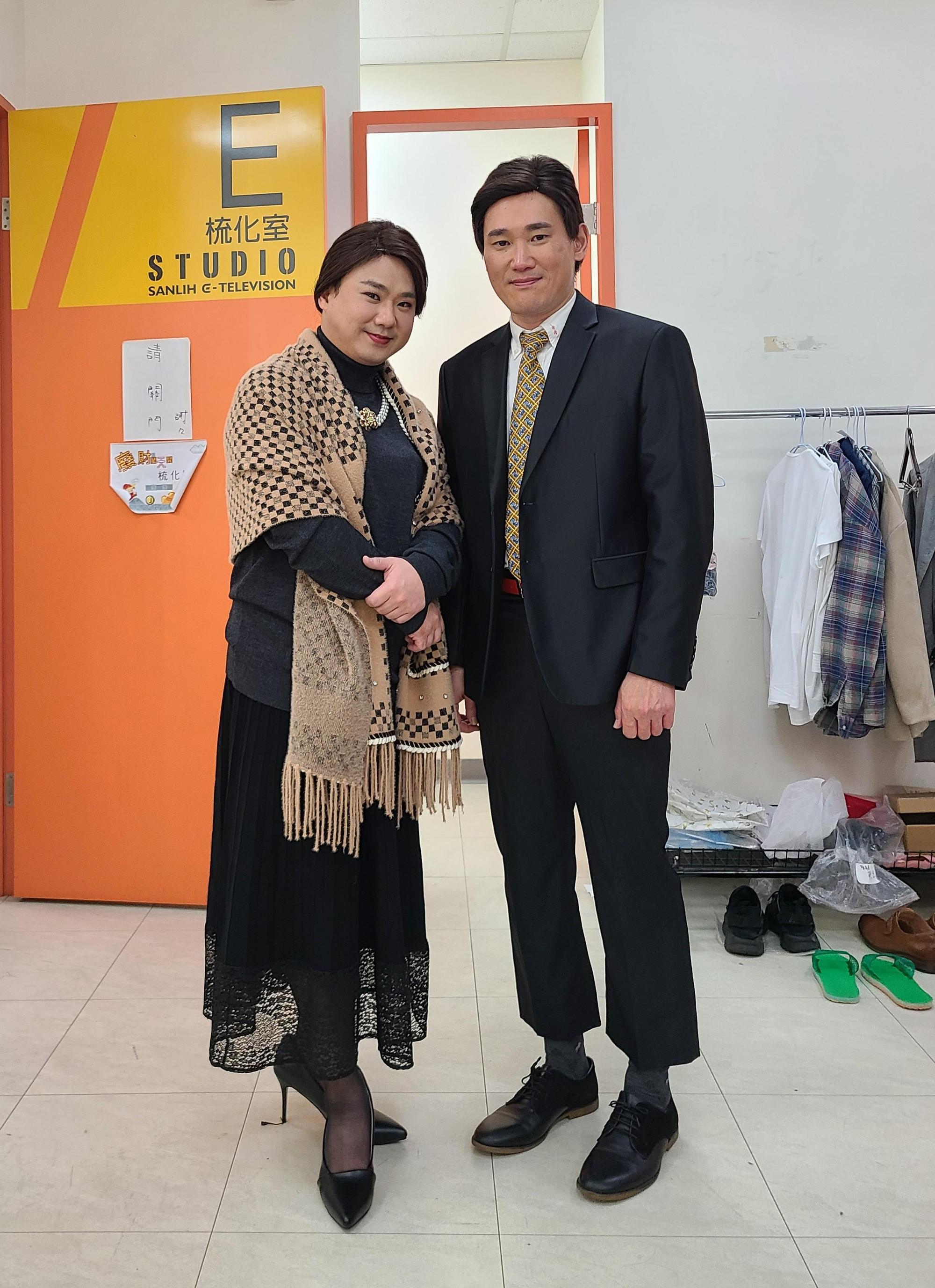 小應（右）、地球（左）在劇中大玩角色扮演。（三立提供）