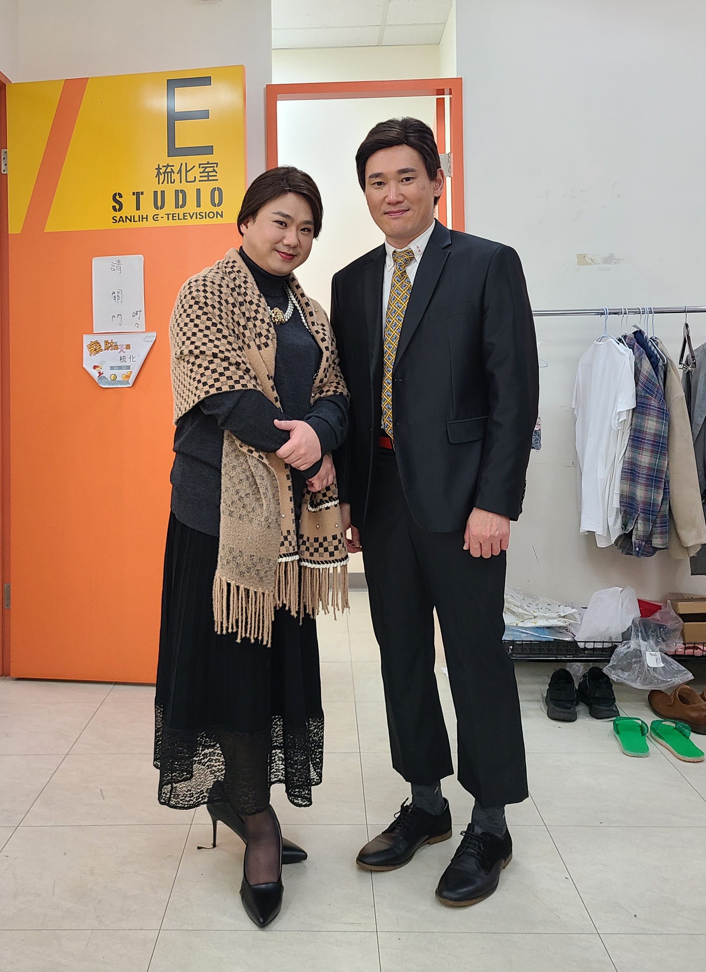 小應（右）、地球（左）在劇中大玩角色扮演。（三立提供）