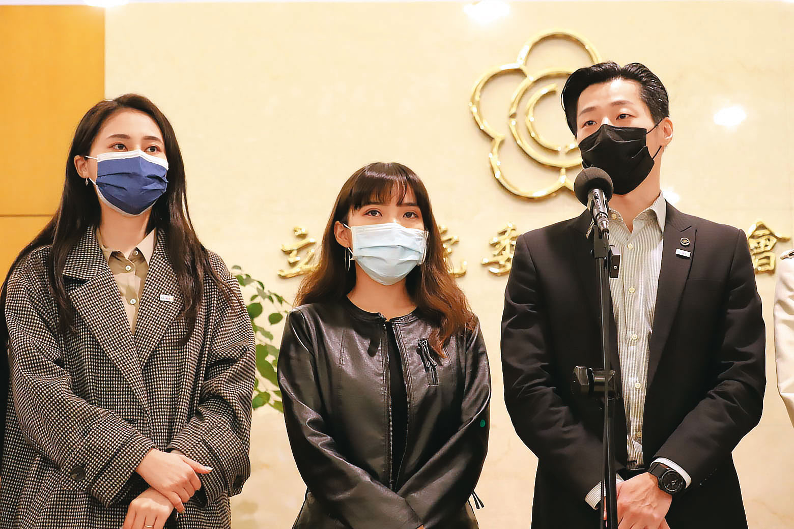 無黨籍立委林昶佐(右)對黃捷(中)一路相挺,罷免成案時就派助理到捷辦駐點因應。(翻攝林昶佐臉書)