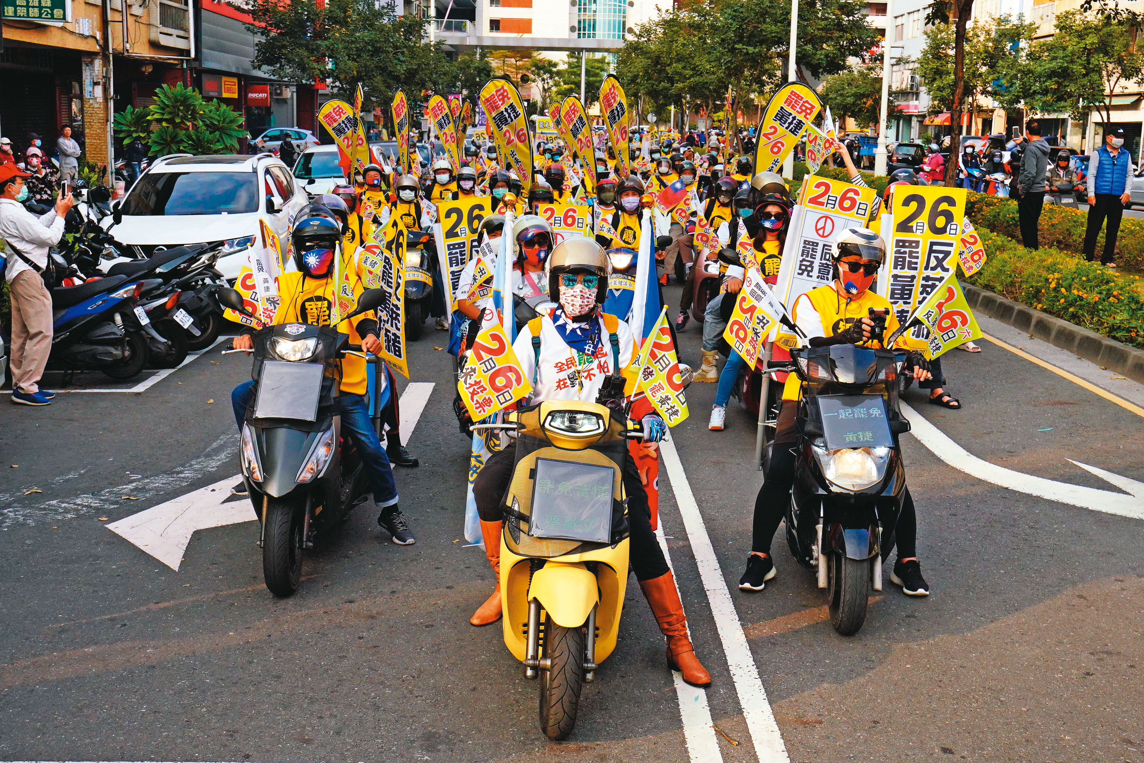 罷免投票前最後週日，罷捷團體號召支持者上街，以車隊遊行方式繞行鳳山街道，吸引上千人響應。