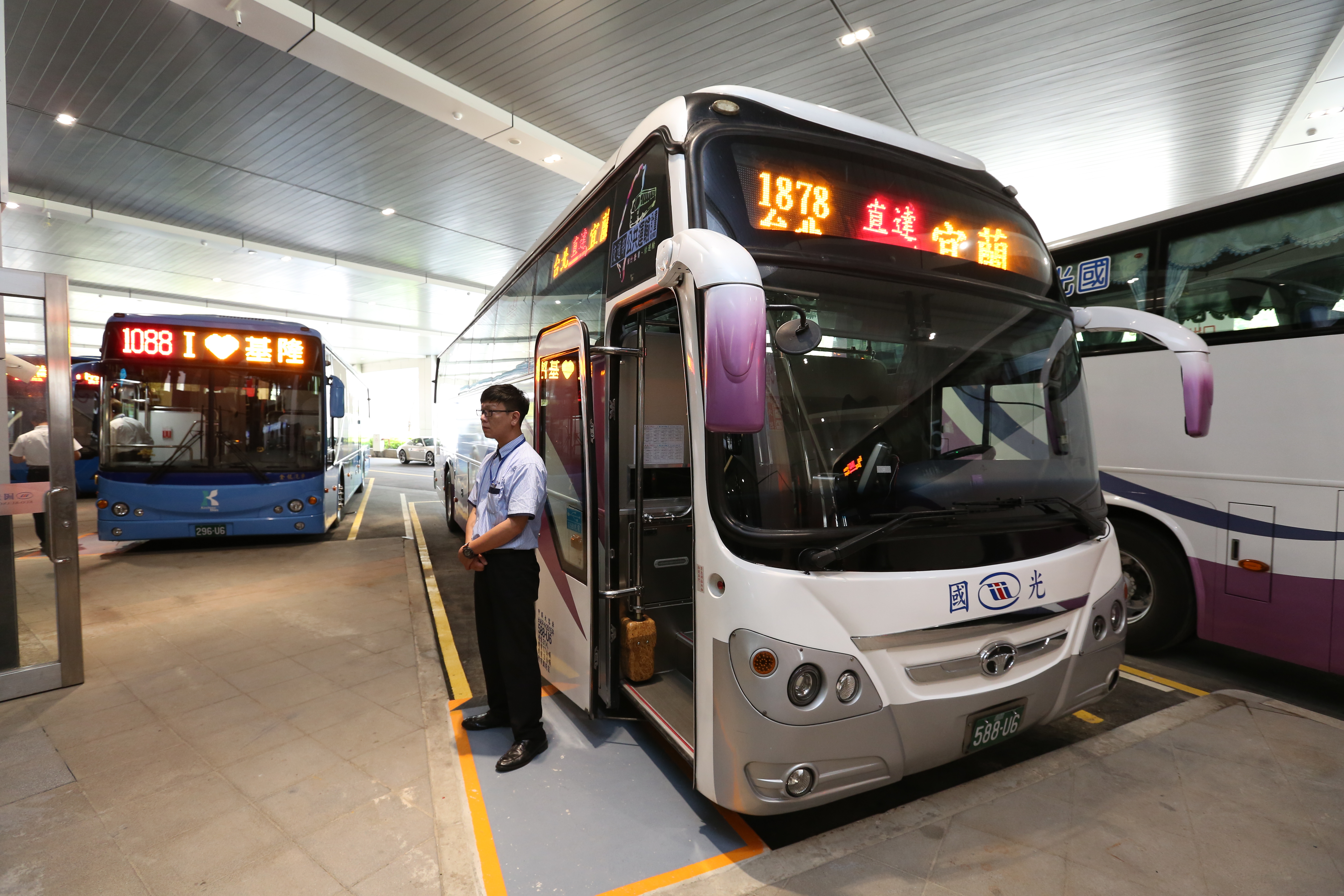 因應春節車流，公路總局開放大客車行駛路肩並祭出優惠；客運示意圖。（本刊資料照）