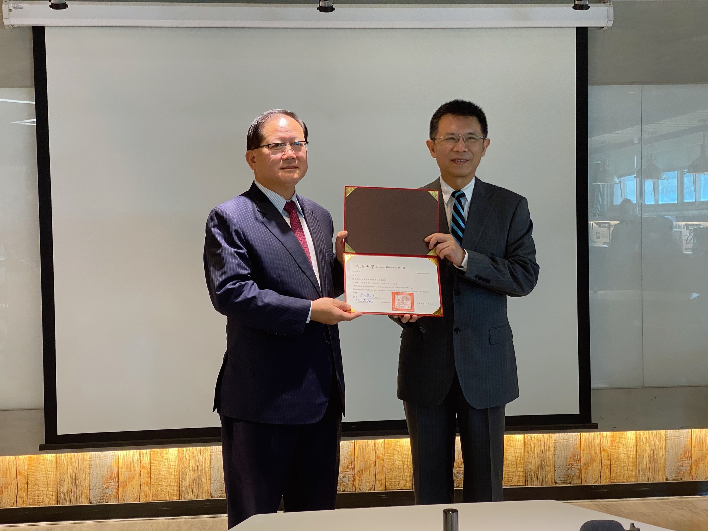 前海巡署長陳國恩（左）獲聘為東吳大學講座教授，由校長潘維大（右）致贈聘書。（東吳大學提供）