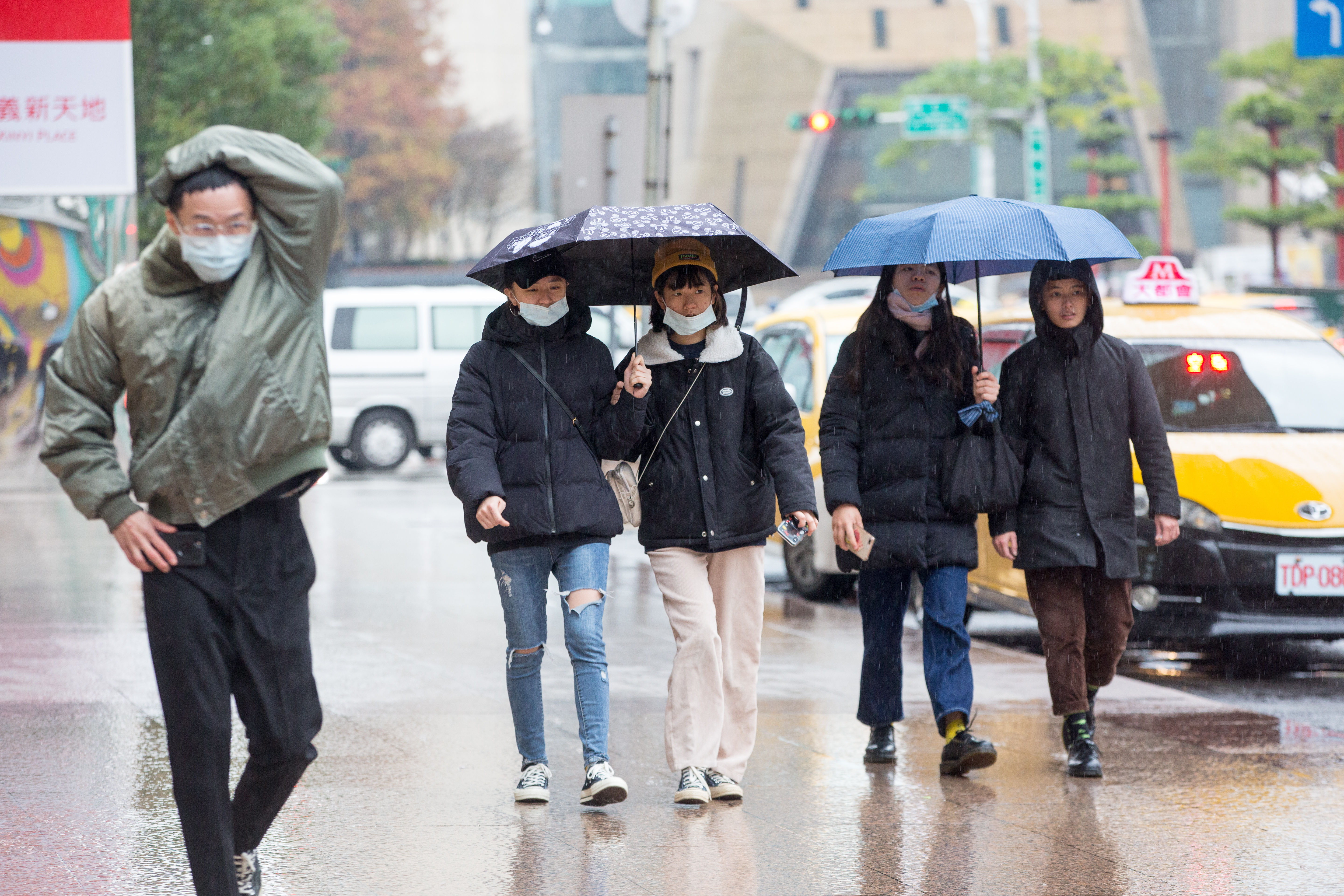 今溫度比昨降幅將近10度,桃園以北轉有局部短暫雨的機率。(本刊資料照)
