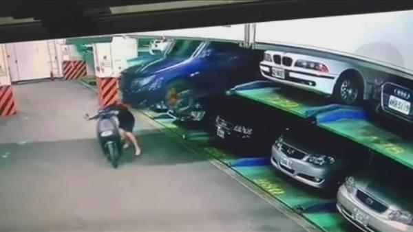一位民眾路過機械式停車位,險遭從上方滑落下來的車輛砸傷。(翻攝自爆廢1公社)