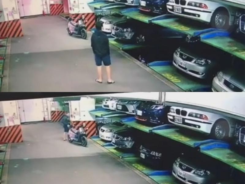 該名男子等自己的車輛停妥後,準備牽機車離開停車場,然而此時停在上層的藍色車輛已逐漸滑動。(翻攝自爆廢1公社)