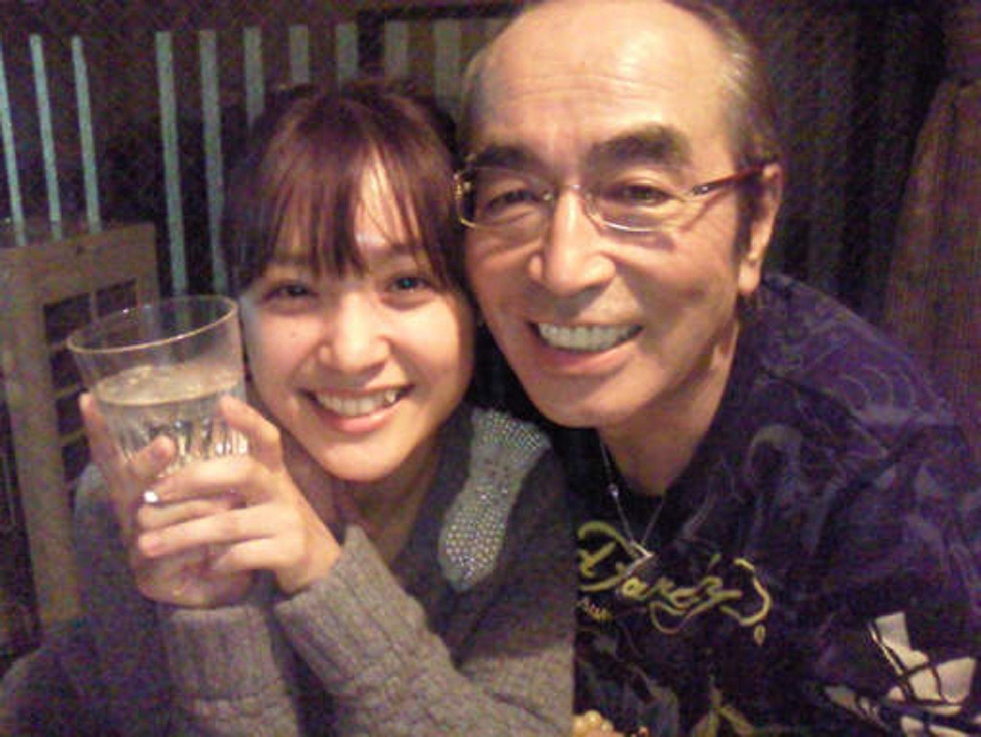 朝美穗香與已故諧星志村健的緋聞幾乎不曾間斷，2人更傳出一度論及婚嫁，轟動日本演藝圈。（翻攝自朝美穗香推特）
