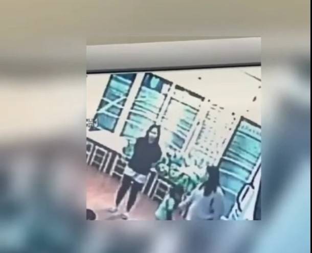 家長提供監視器畫面，說明幼稚園老師推打過程（右一教師）。（翻攝畫面）