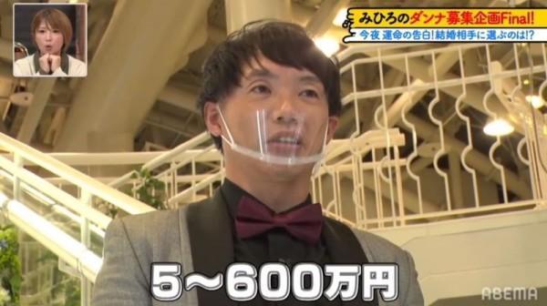美容師勝谷廣文以厚實的胸膛以及包容力脫穎而出。（翻攝自ABEMA電視台）