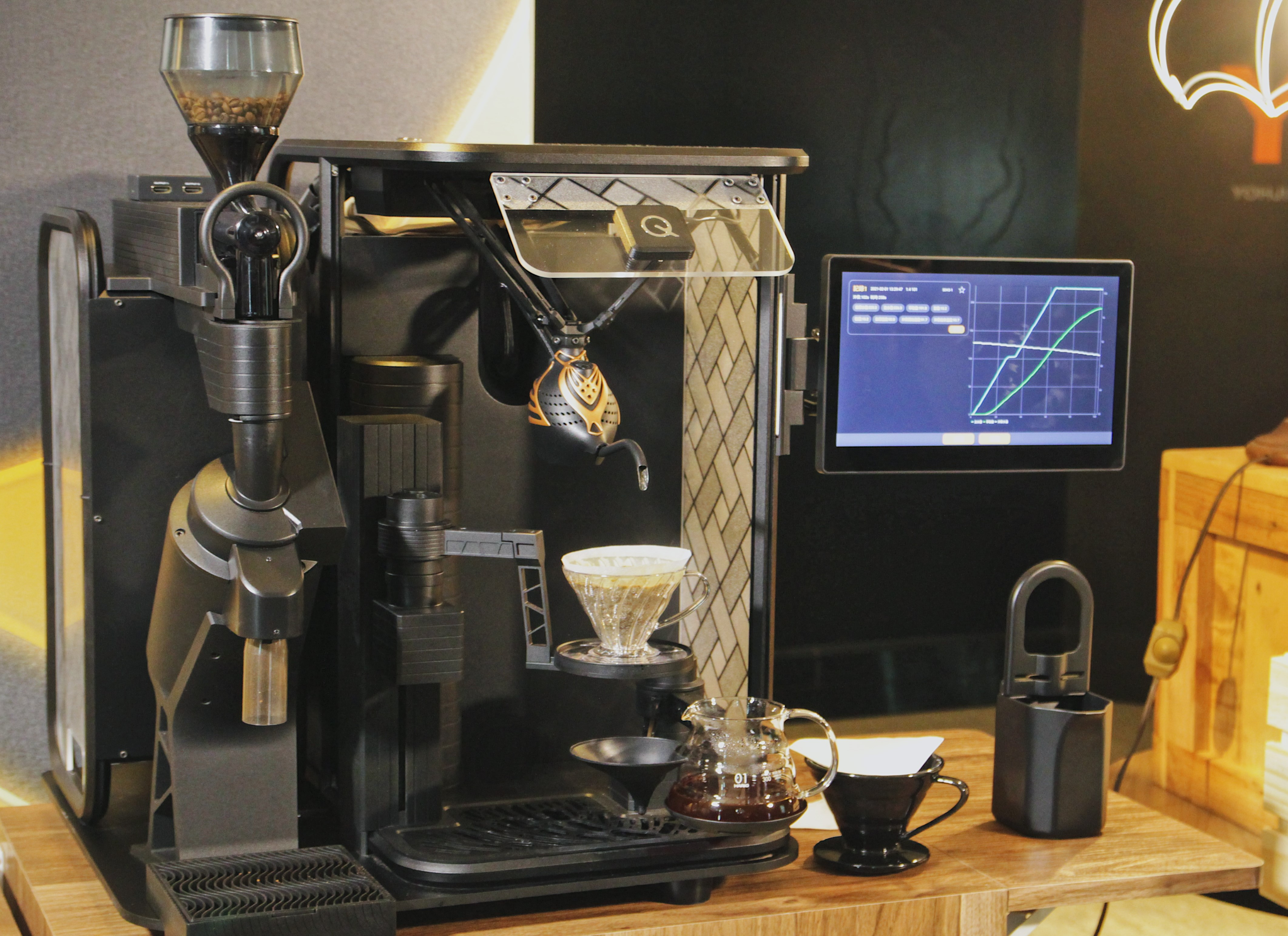 「Qofii智慧手沖咖啡平台」不單單打造了咖啡機平台，更結合咖啡師與消費場域的合作關係。