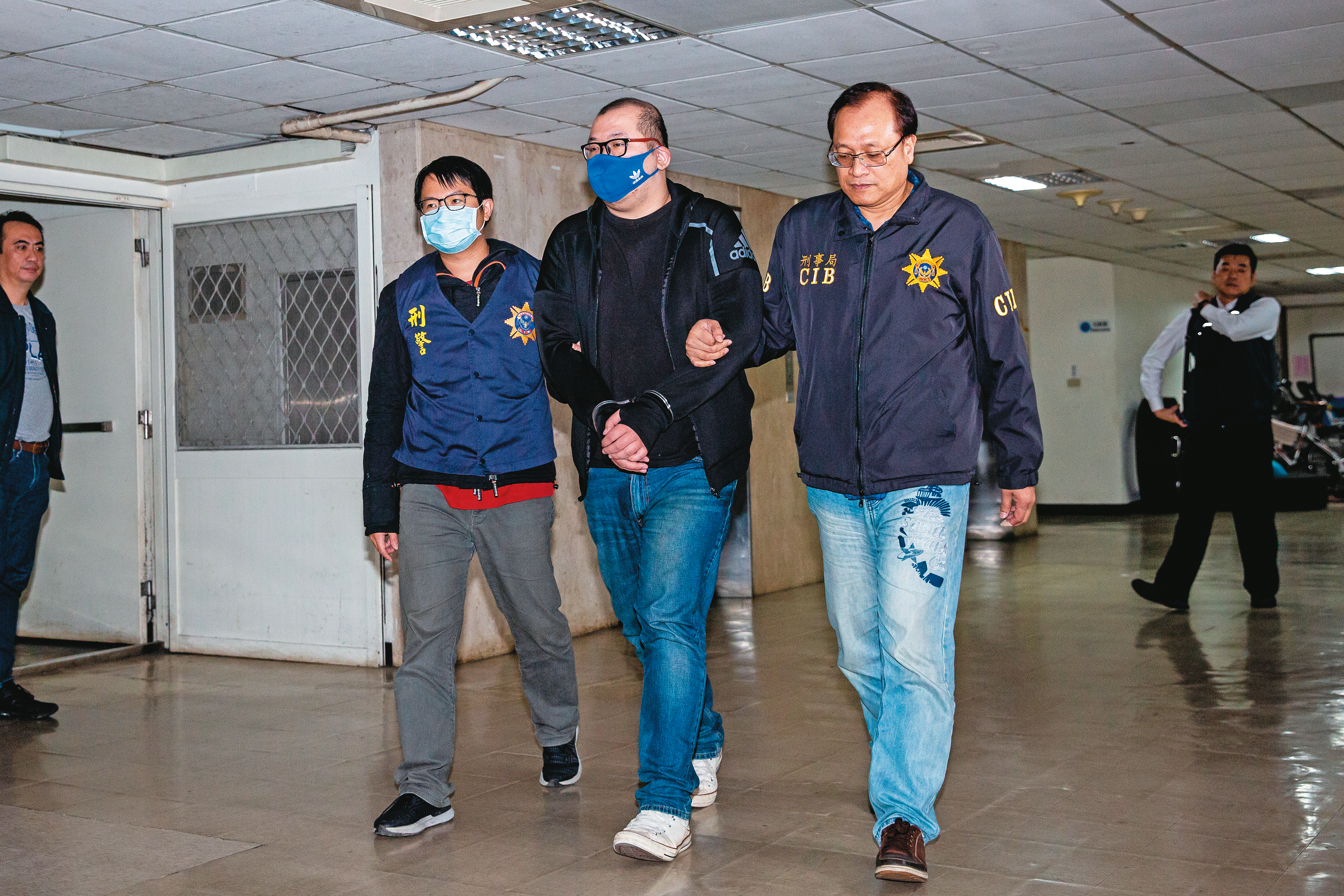 球員遭偷拍案嫌犯劉維霖（中）曾向「漁夫集團」購買不雅影片。