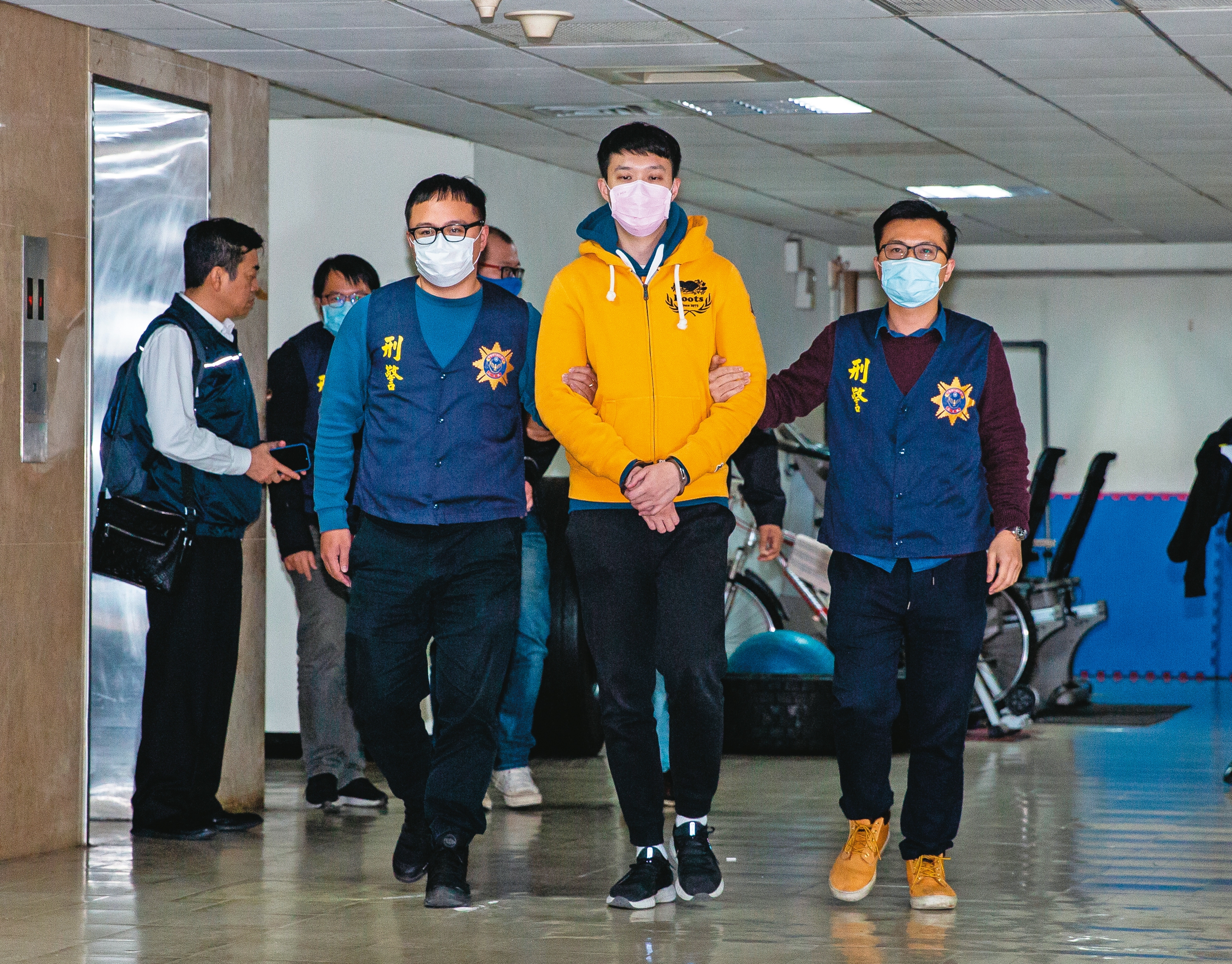 球員遭偷拍案嫌犯余啟豪（中）曾架設網站、販售球員的不雅影片牟利。