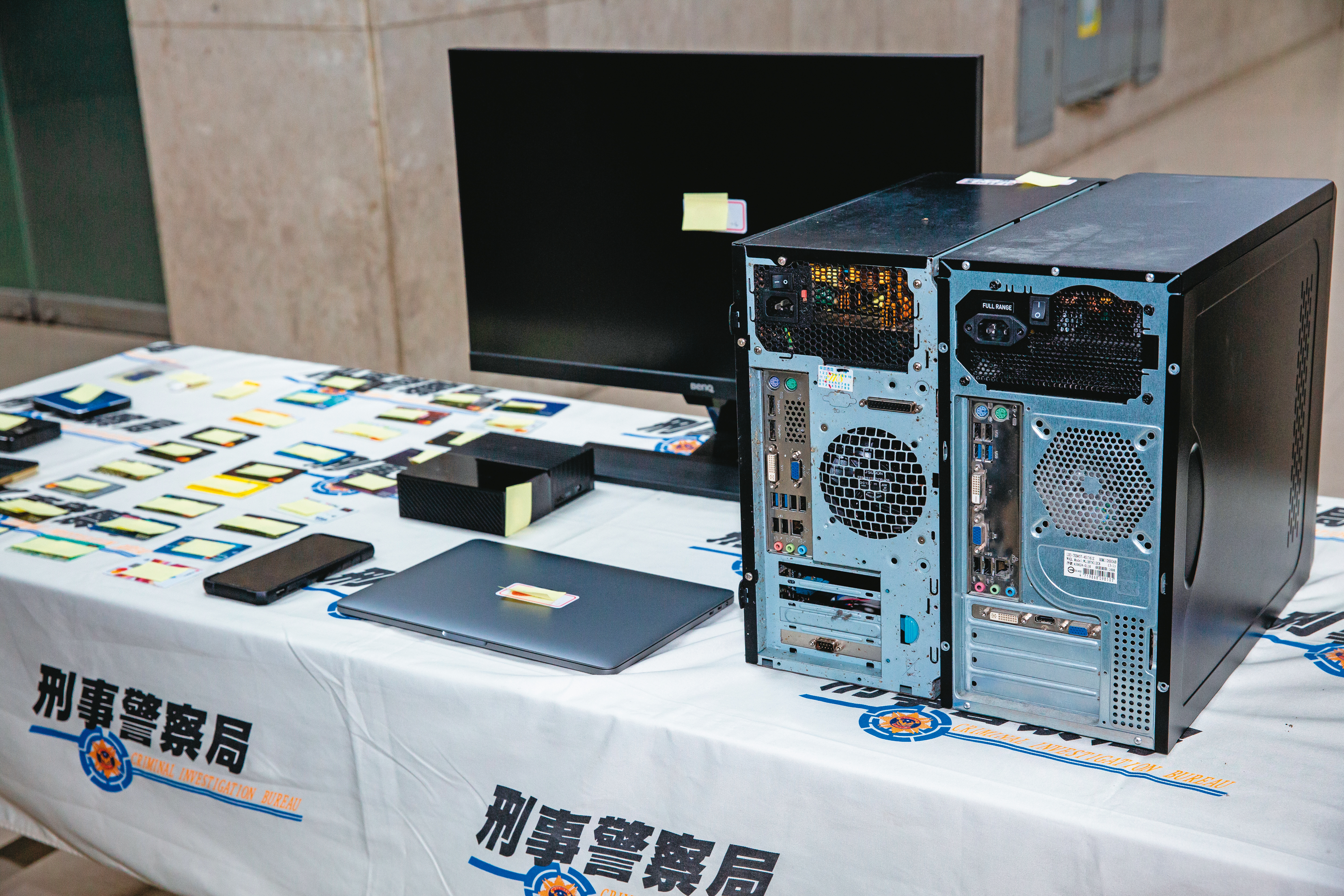 警方偵辦球員遭偷拍案，去年底逮捕2名嫌犯，並搜出電腦、手機等證物。
