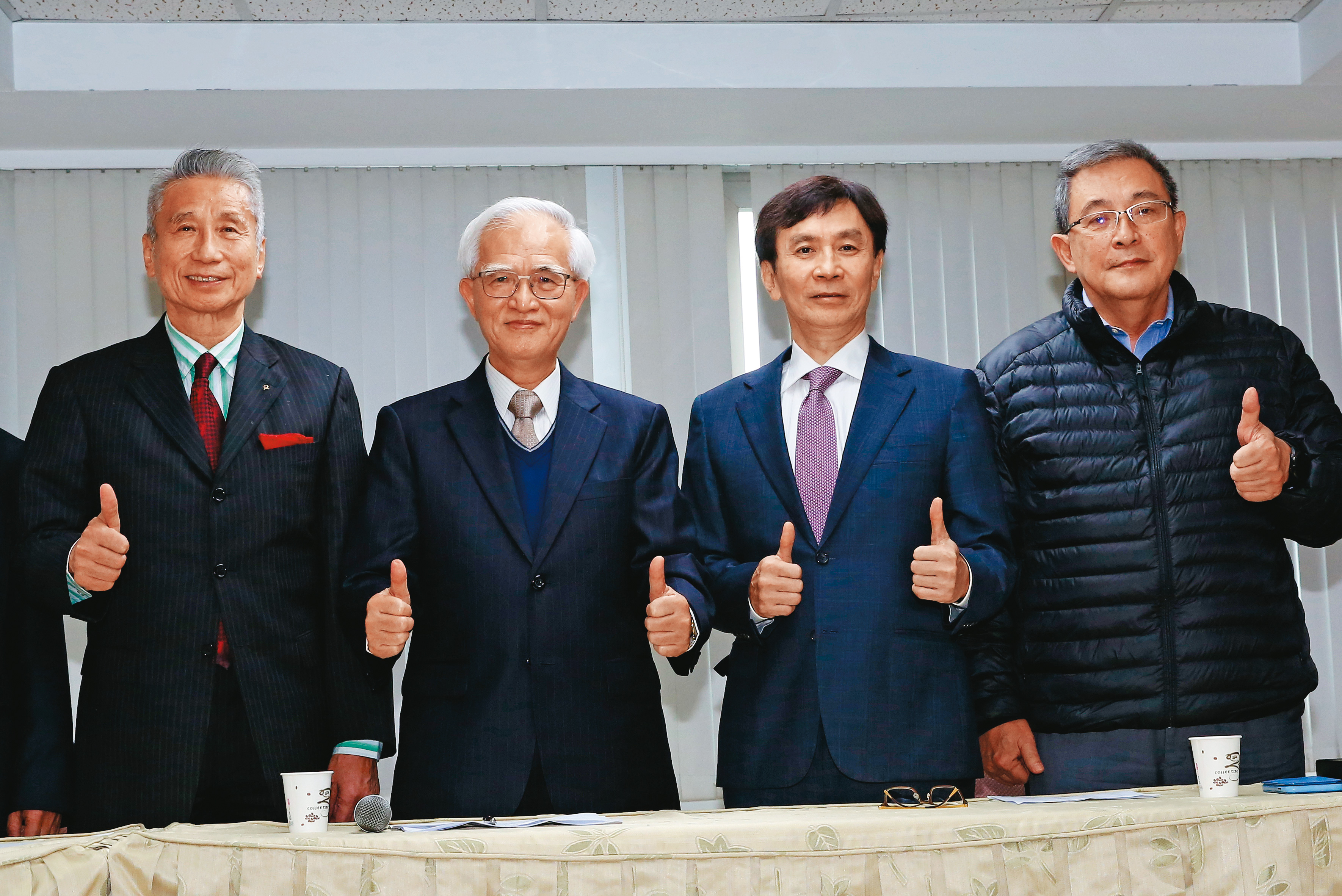 盧明光(左2)宣示5年內將大同營收從2百億元衝上千億元,至於大同雄厚的土地資產,則交給王光祥(左1)負責。