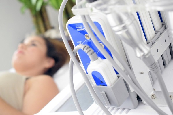 一名女大生乳房觸診，被名醫主動幫她擦掉超音波傳導凝膠。（翻攝自Pixabay）