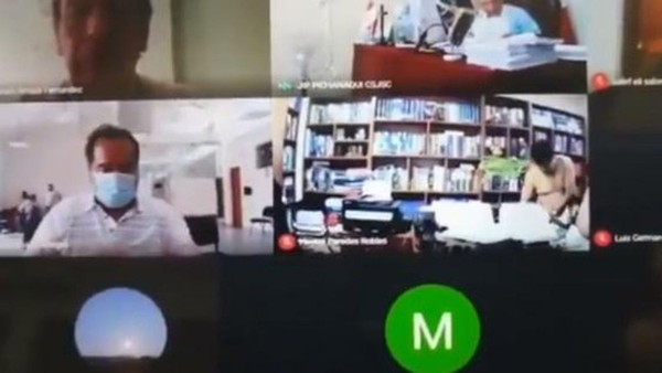 秘魯一名律師在進行線上公聽會時，在沒關閉鏡頭下跟女子做愛。（翻攝自推特Fernan96756347）