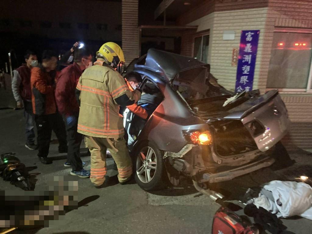 台南發生嚴重的6死自撞車禍，疑似無照駕駛加上車速過快釀災。（台南市消防局提供）