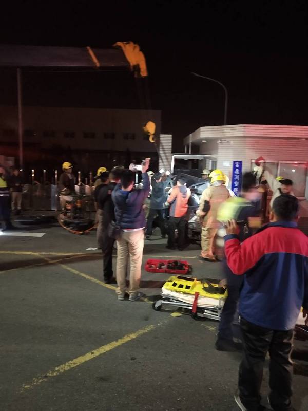 警消人員到場後花了1個多小時拆解車體，才將車上6名乘客拉出並緊急送醫，但最終不幸宣告不治。（台南市消防局提供）