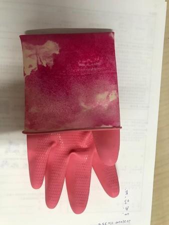 網友呼籲要慎選手套,別買到劣質商品。(翻攝自爆廢公社臉書)