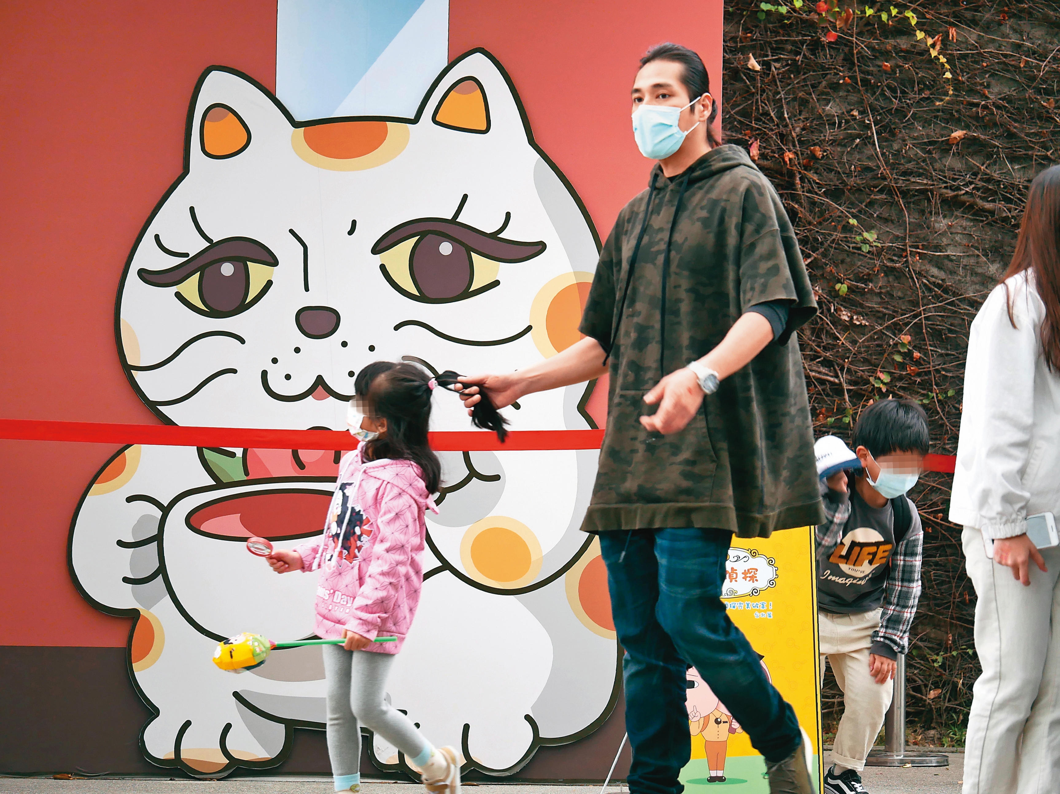 1月25日14:58,在華山看完展之後,藍正龍為了避免女兒亂跑,抓住女兒的馬尾。