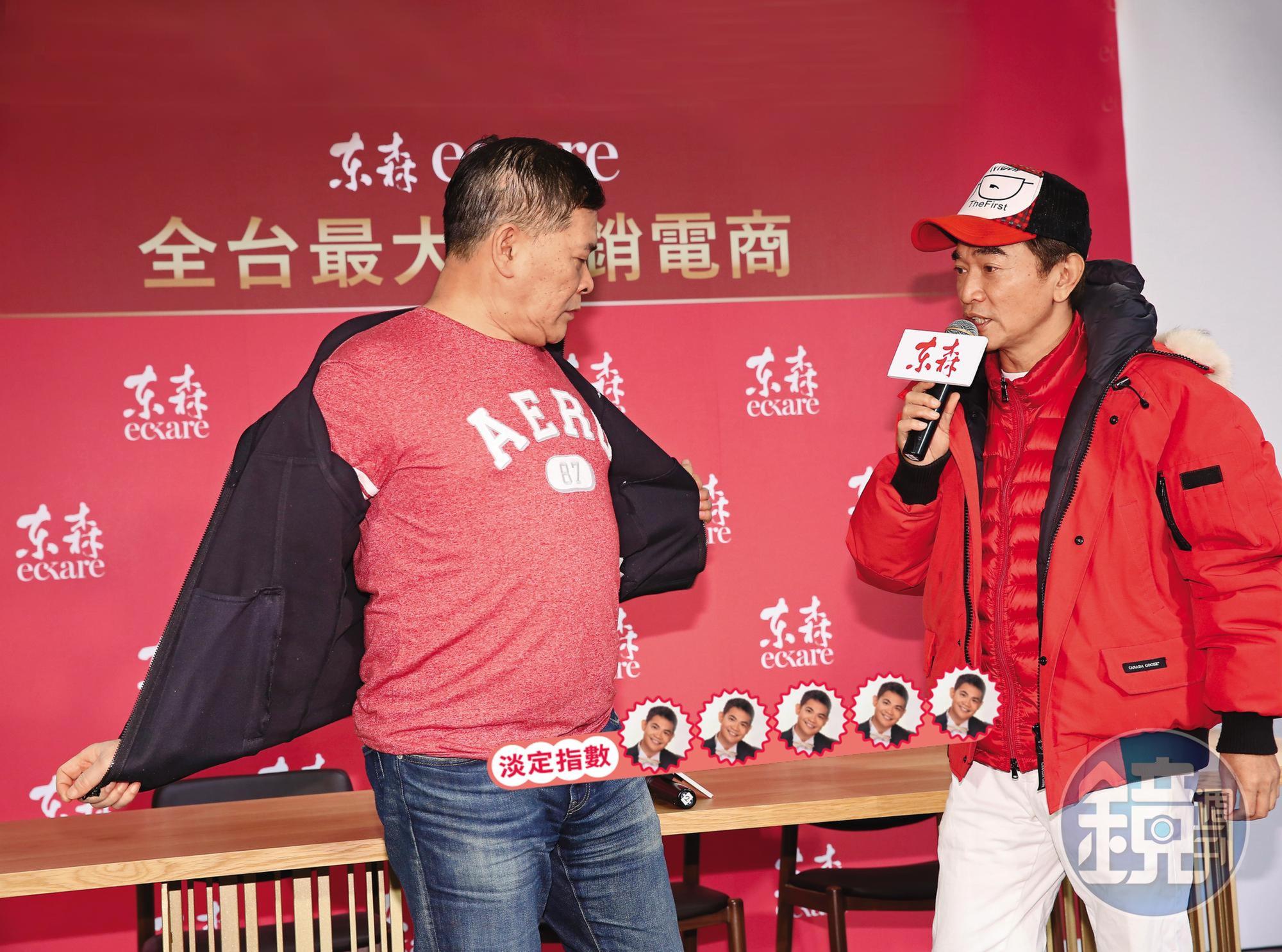 澎恰恰(左)見到吳宗憲(右)秒脫衣,真是見鬼啦~(憲哥口吻)這是要以身抵債嗎?澎哥淡定,小編看了無法淡定。