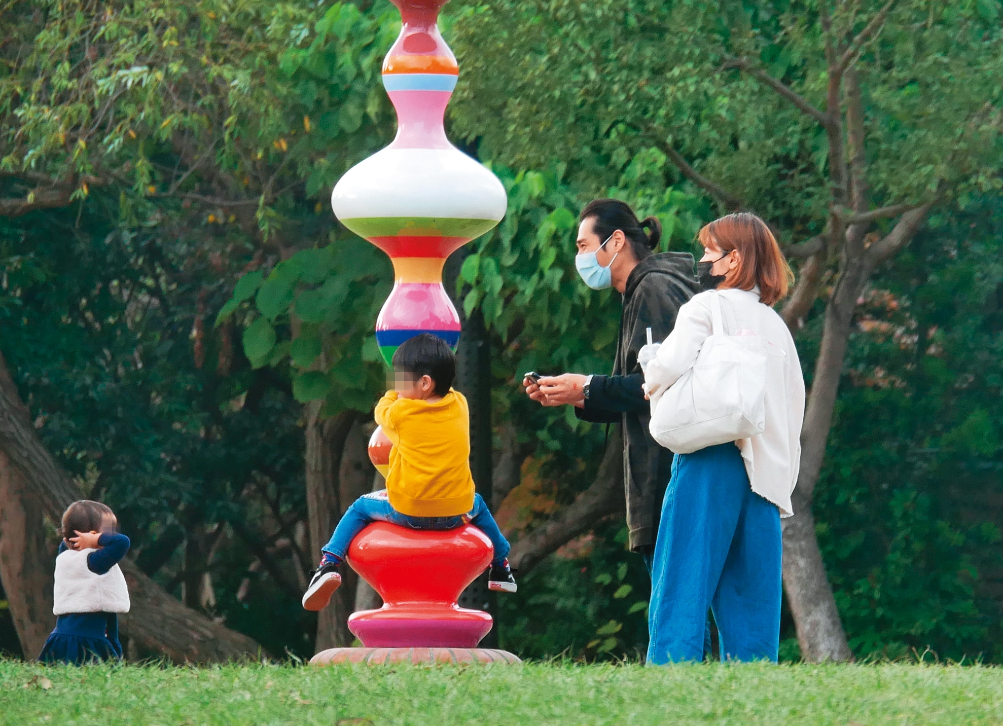 1/25 15：09 夫妻倆帶著小孩走到華山草原上「放電」。