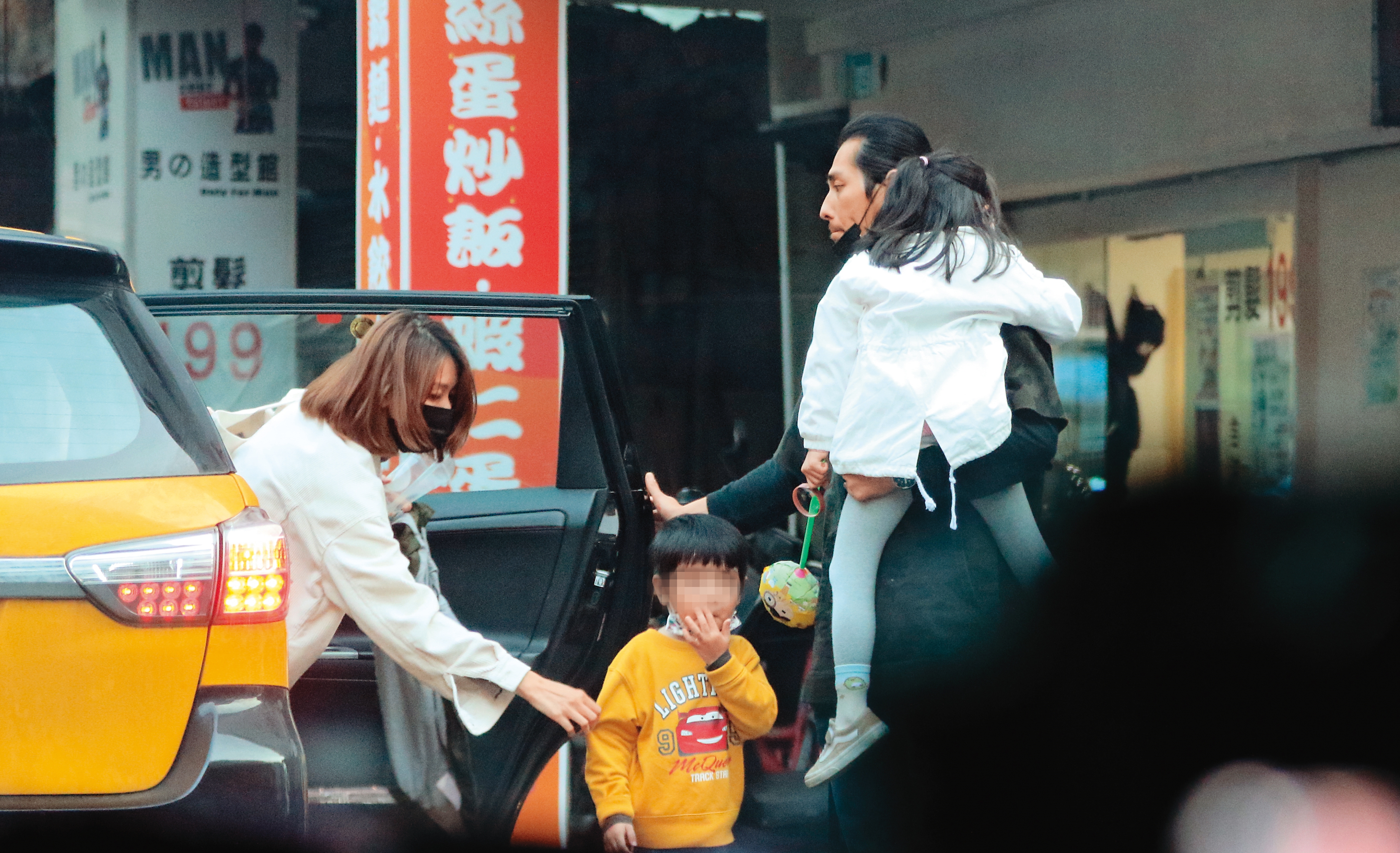 16：57，看得出來藍正龍相當寵愛女兒，一整天一直抱著女兒。