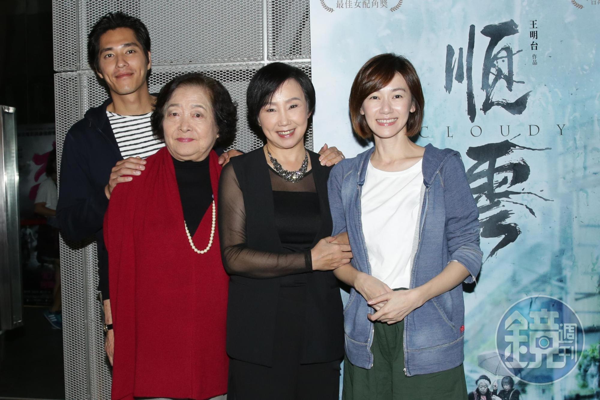 電影《順雲》首映會,藍正龍(左1)帶著周幼婷(右1)一同出席。(資料照)