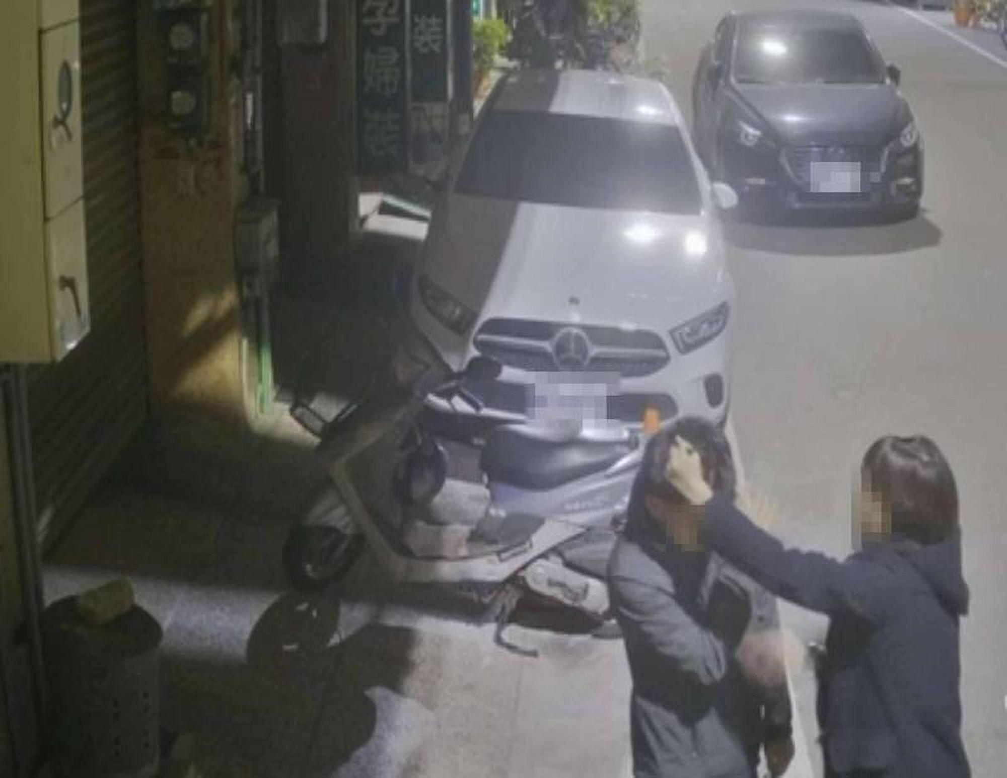 陳姓女子當街怒扯男友頭髮。（翻攝畫面）