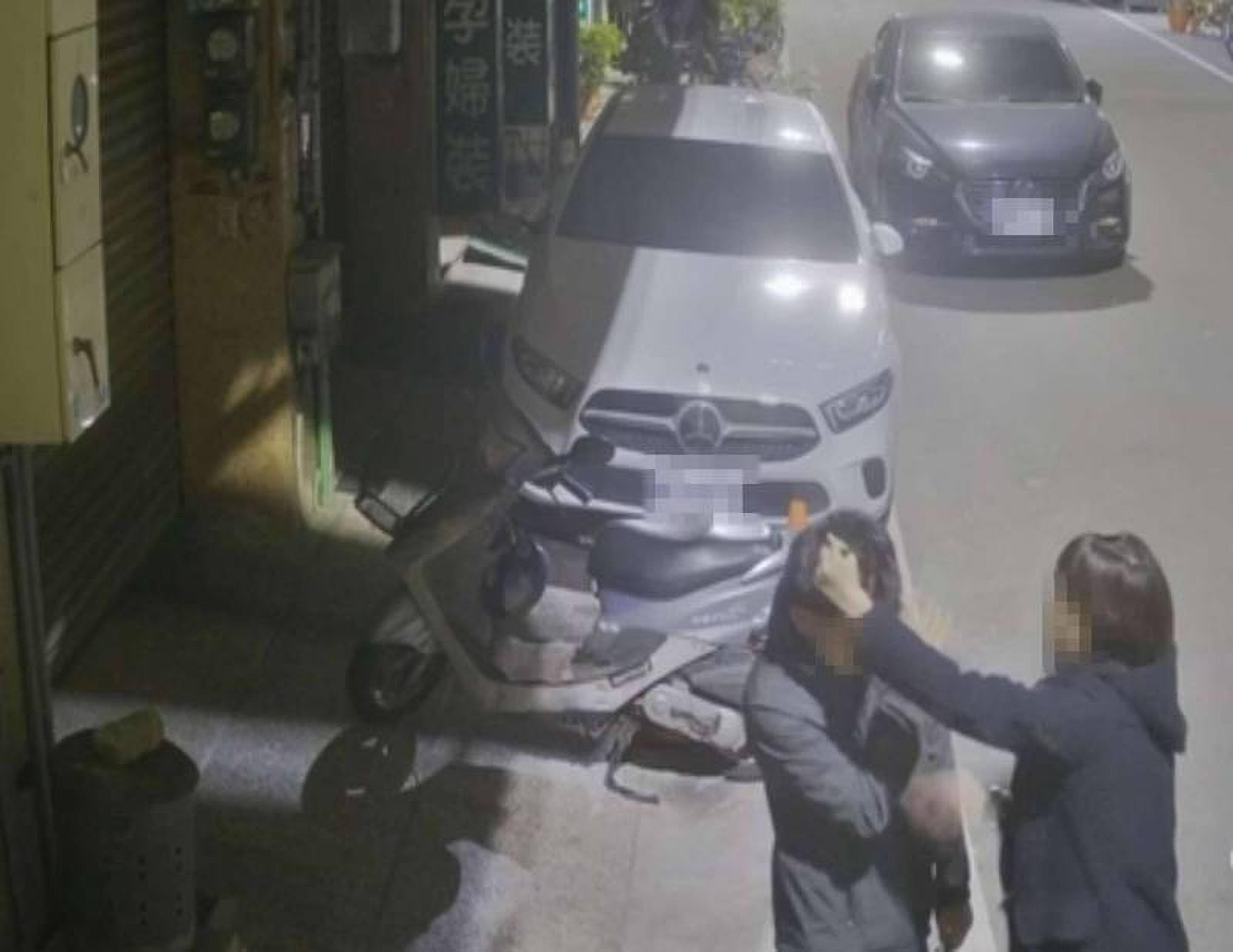 陳姓女子當街怒扯男友頭髮。（翻攝畫面）