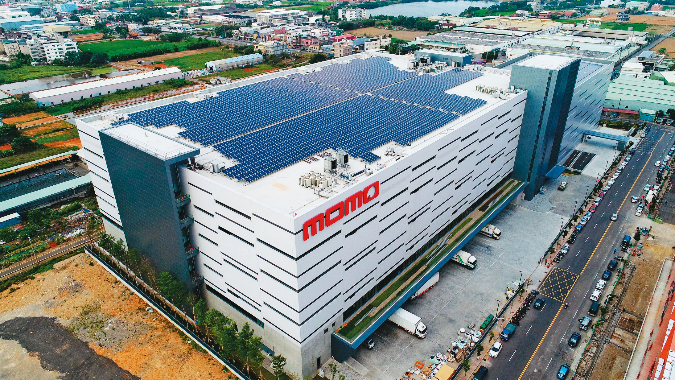 富邦媒重砸40億元自建第一座物流中心，林啟峰自豪已是國內自動化倉儲翹楚。（momo提供）