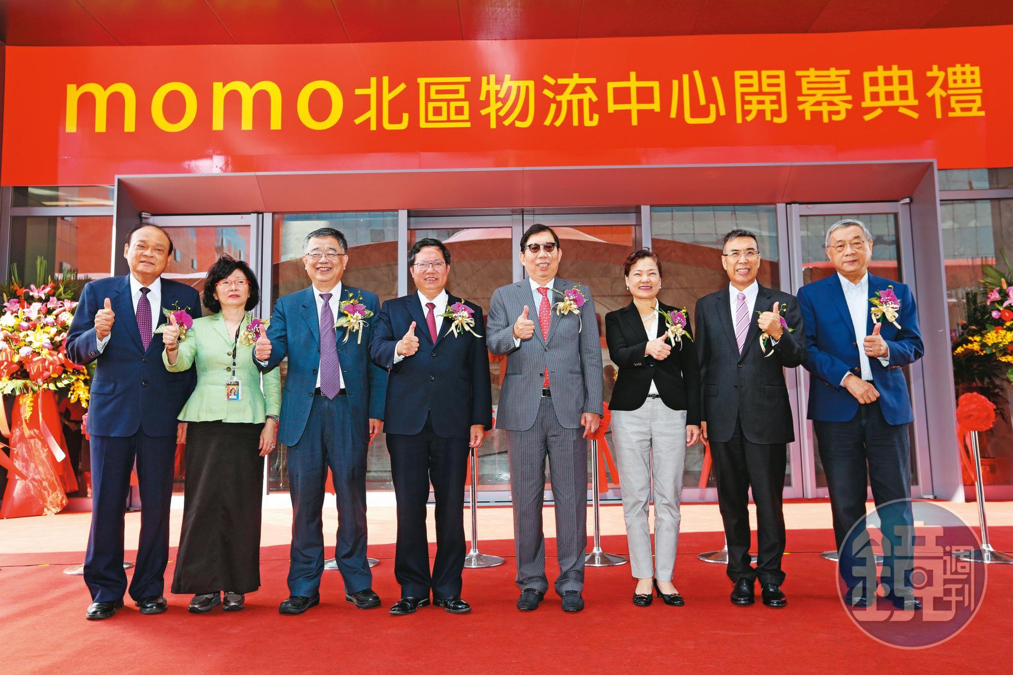 富邦金董事長蔡明興(右4)力挺集團金雞,支持富邦媒建構物流最後一哩路。右2為林啟峰。