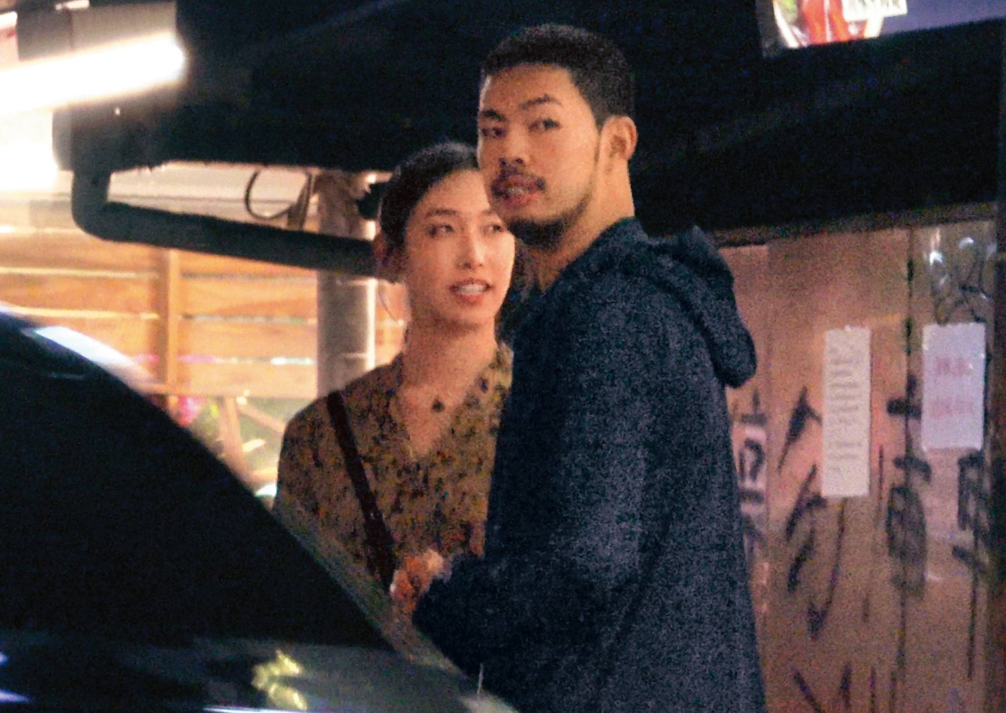 1月23日20：19，吃飽喝足之後，陳大天與女友靠得緊緊準備離開，搭配頗有反差萌的甜蜜。