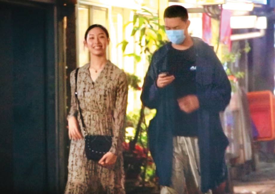 1月23日20：20，陳大天與女友身高登對，走在路上引人注目。