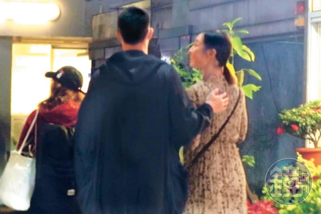 1月23日20:23,小倆口的公開肢體互動算有禮貌,僅是輕觸背部而已。