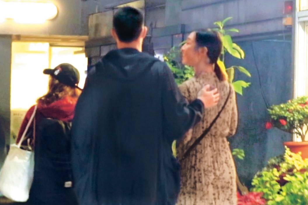 1月23日20：23，小倆口的公開肢體互動算有禮貌，僅是輕觸背部而已。