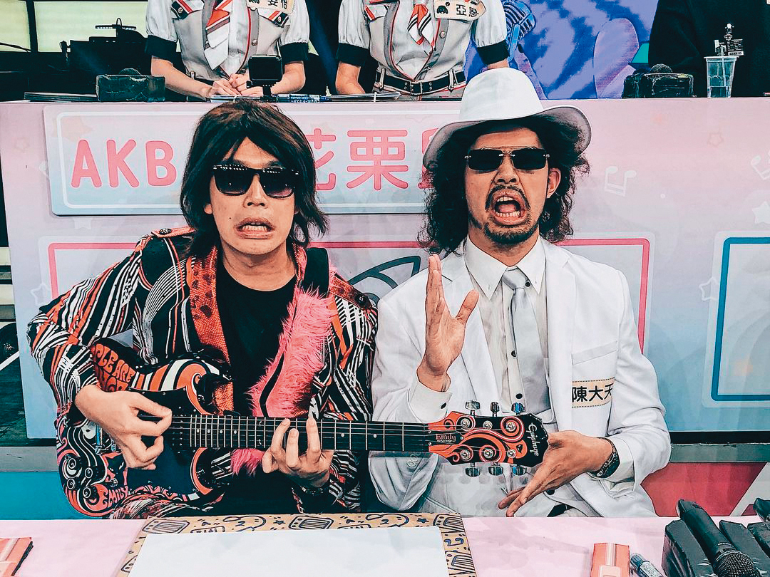陳大天（右）擅長模仿，他曾和黃鐙輝（左）搭檔分扮張菲、伍佰，相當搞笑。（翻攝自陳大天IG）
