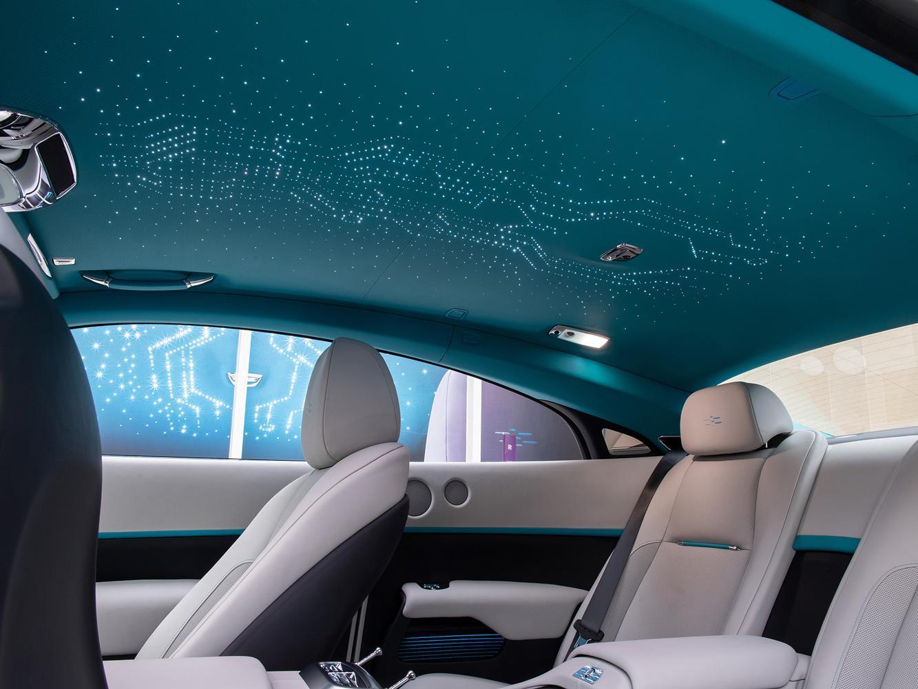 Wraith “隱匿之鑰” 特別版車型獨有的雙色星光頂，展現出充滿資料神秘魅力的圖案。