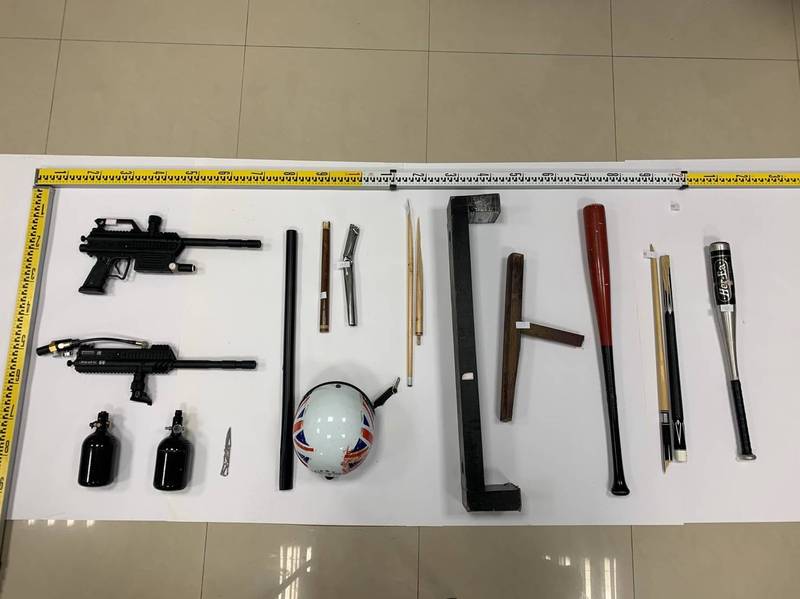 警方現場查扣涉案空氣槍及棍棒等凶器。