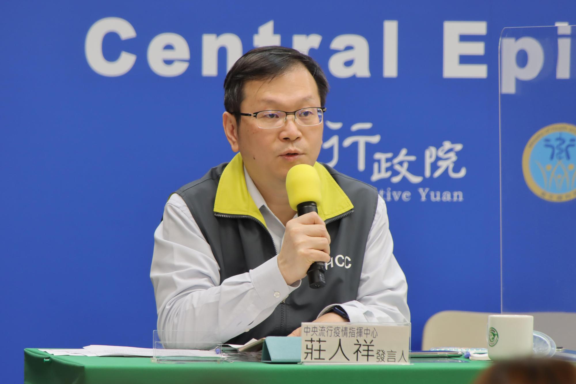 指揮中心發言人莊人祥今天表示,疫調後發現,案913應無出現症狀,只是為了要檢驗而說有症狀,其應是時陰時陽的狀況。(指揮中心提供)