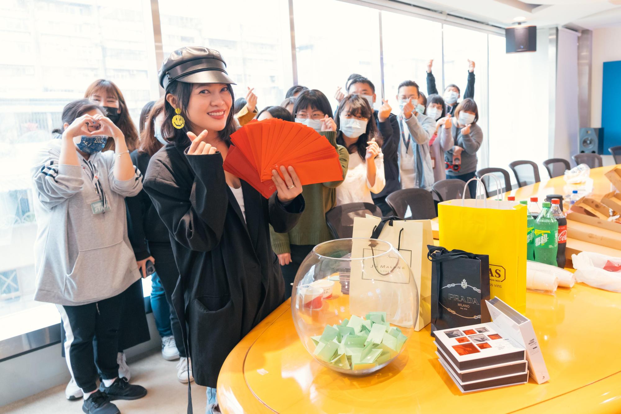 戴愛玲舉辦小尾牙準備80份禮物,霸氣宣布人人有獎,總價超過6位數。(索尼音樂提供)