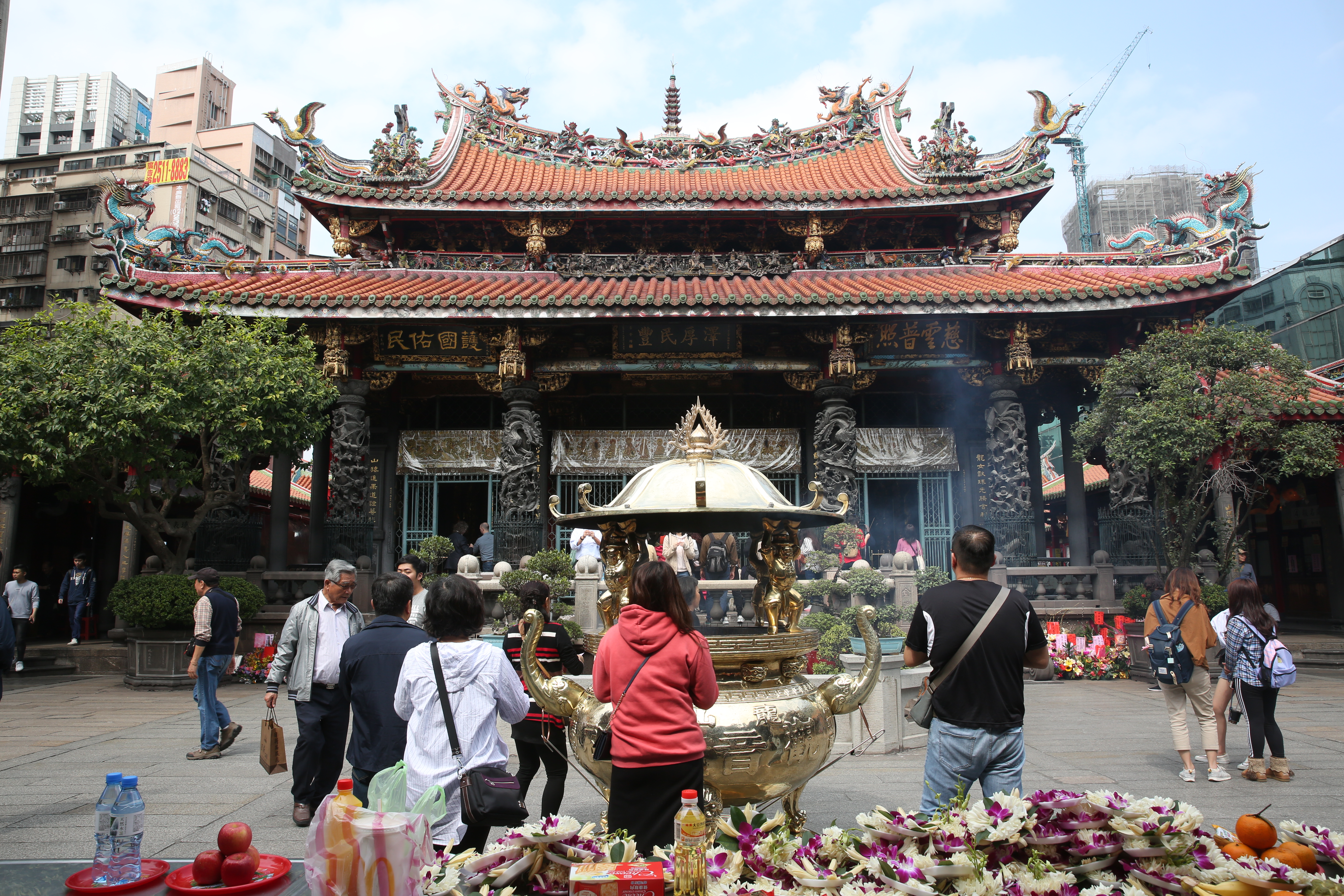 台北的龍山寺除了適合新春祈福，還可以拜月老。（本刊資料照）