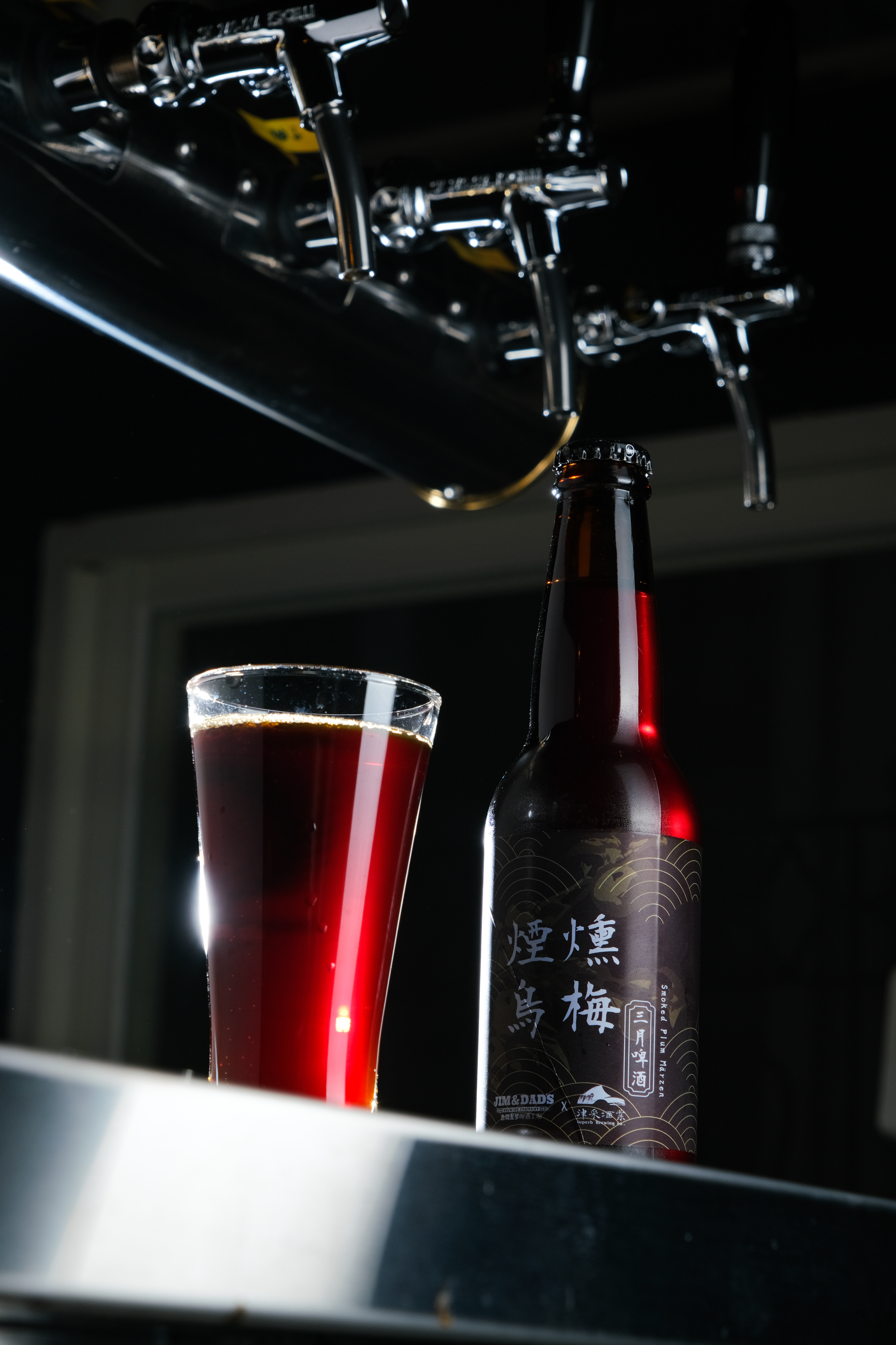 「煙燻烏梅」與新竹津采酒業合作,把溫潤的煙薫調和梅酸釀進酒裡,不甜卻非常解膩回甘。(140元/瓶)