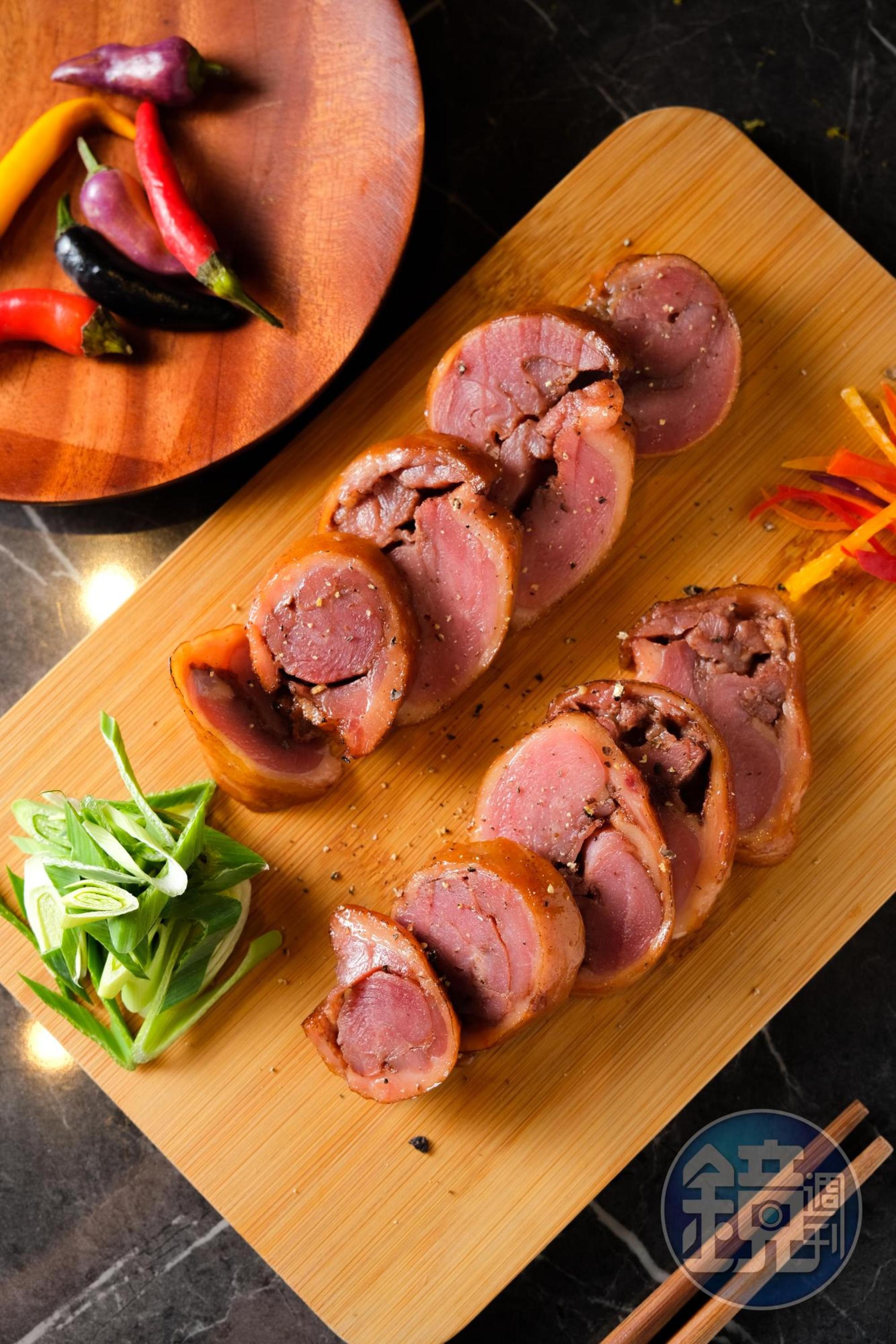 若喜歡喝苦冽一點的啤酒，「宜蘭鴨肉卷」豐沛的肉感和油脂能相得益彰。（180元／份）