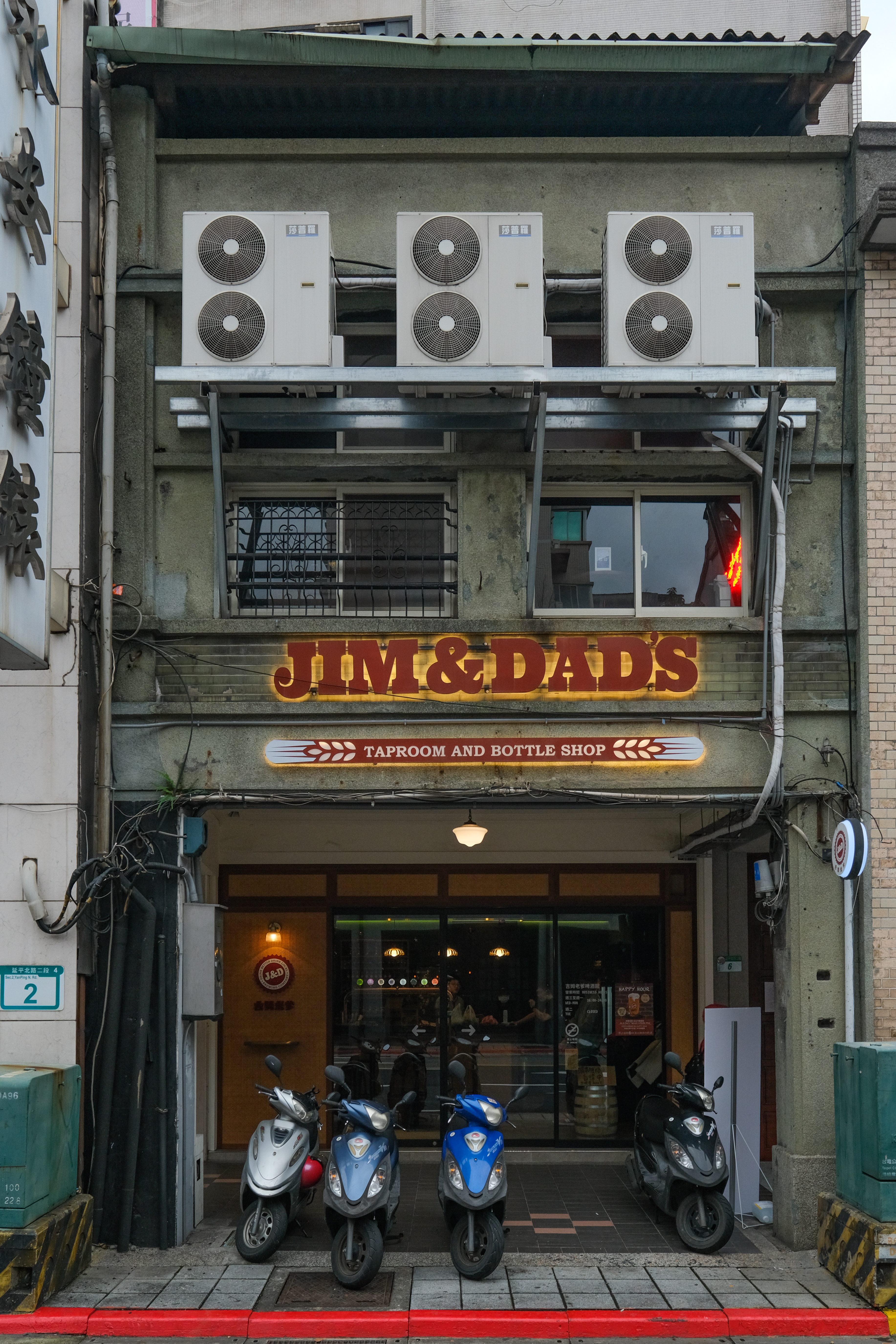 延平北路上的店面保留老街區風情。