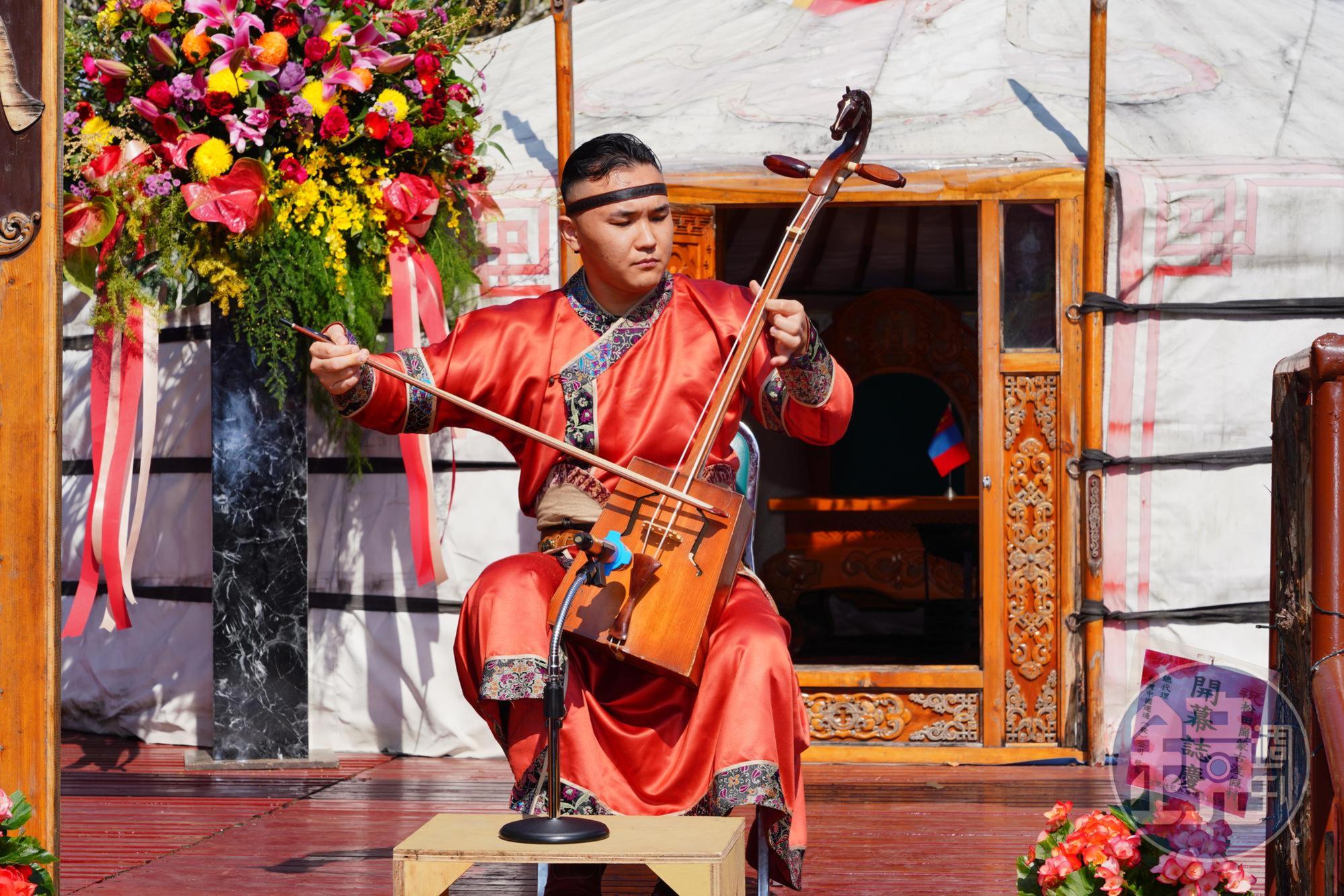 渡假村開幕酒會上,還特別找來蒙古藝術文化團體,表演馬頭琴及音樂歌舞。