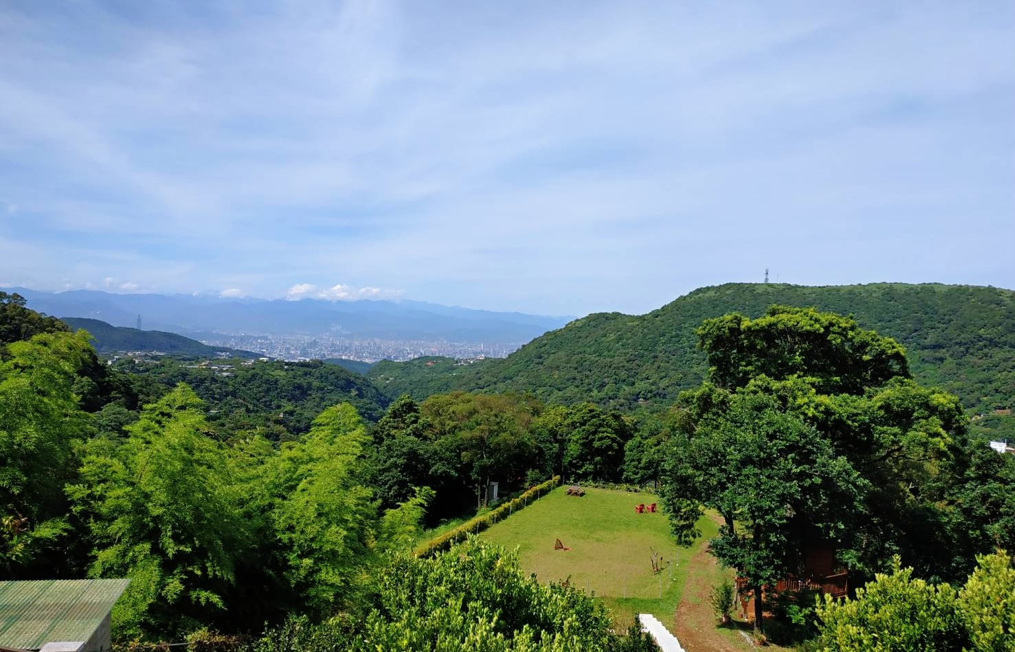 梅居休聞農場海拔不過502公尺，但遠觀的視野極佳。（翻攝自梅居休聞農場臉書）