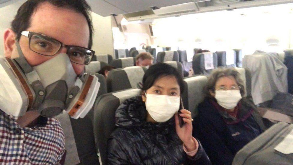 英國男子馬特(左)去年1月與母親和中國籍妻子自武漢回國,如今他相當後悔。(翻攝自馬特推特)
