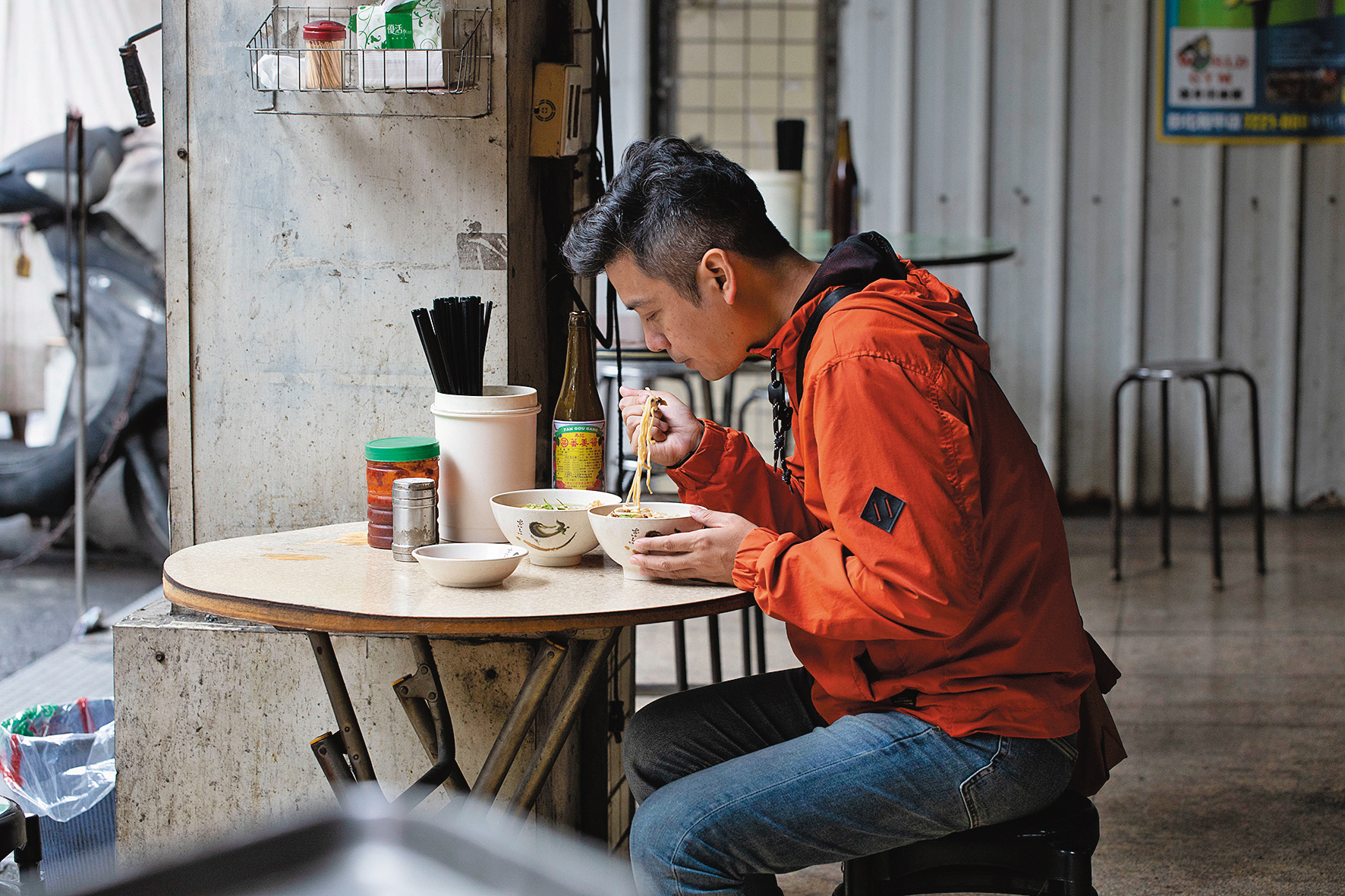 來一碗素食麵果腹是彰化人的居民日常。